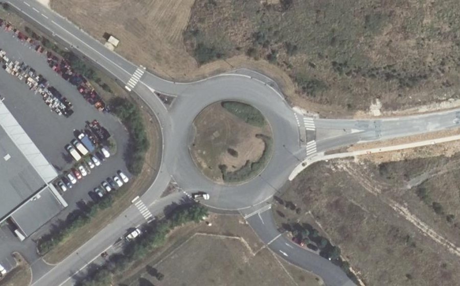 Vue aérienne du Rond-point anonyme n°195665449