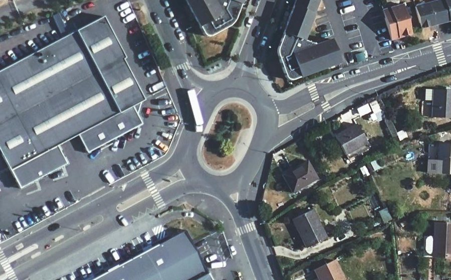 Vue aérienne du Rond-point anonyme n°195696412