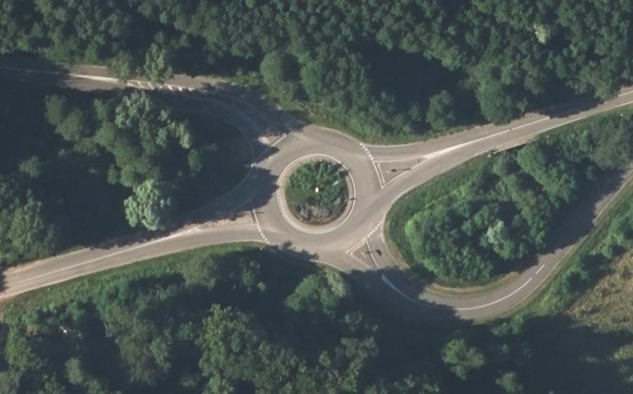 Vue aérienne du Rond-point anonyme n°195696790