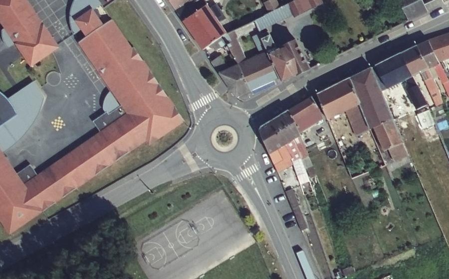 Vue aérienne du Rond-point anonyme n°195708936