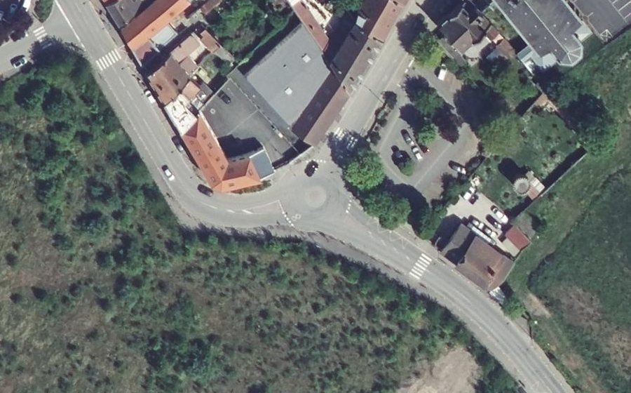 Vue aérienne du Rond-point anonyme n°195722959