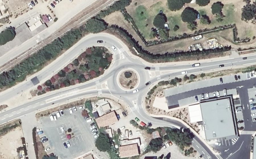Vue aérienne du Rond-point anonyme n°195727666