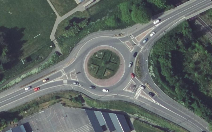 Vue aérienne du Rond-point anonyme n°195734620
