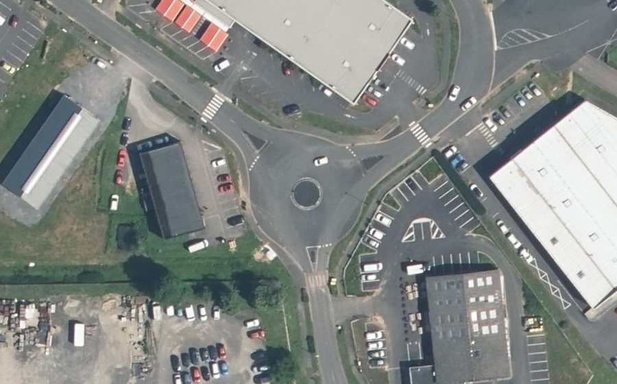 Vue aérienne du Rond-point anonyme n°195743645