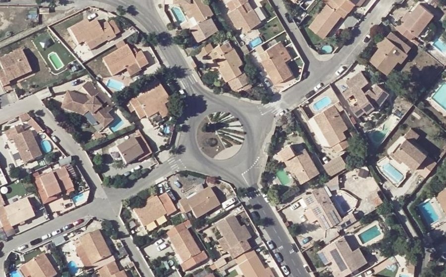 Vue aérienne du Rond-point anonyme n°195770710