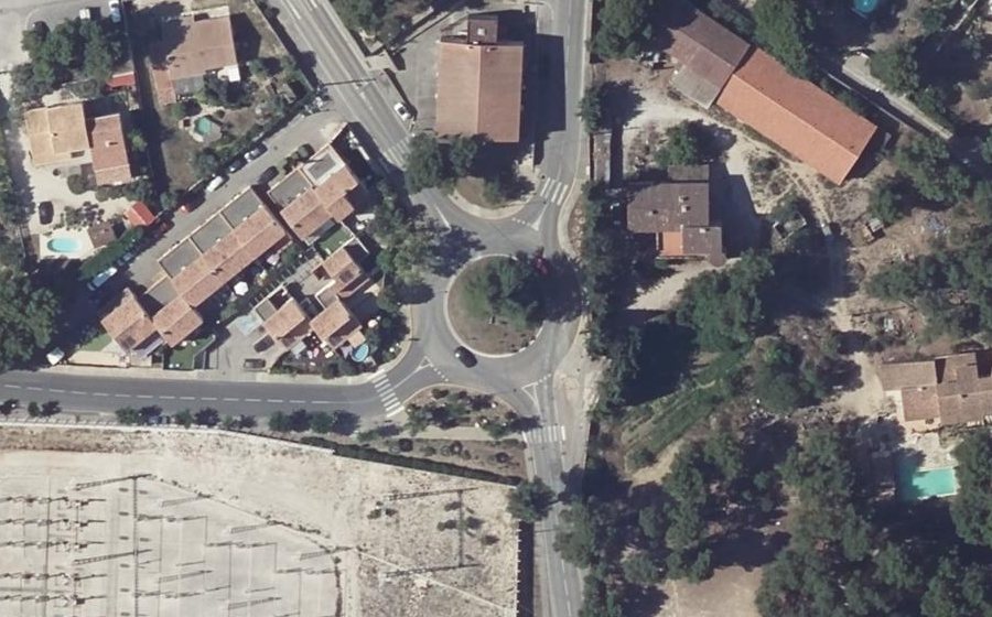 Vue aérienne du Rond-point anonyme n°195770713