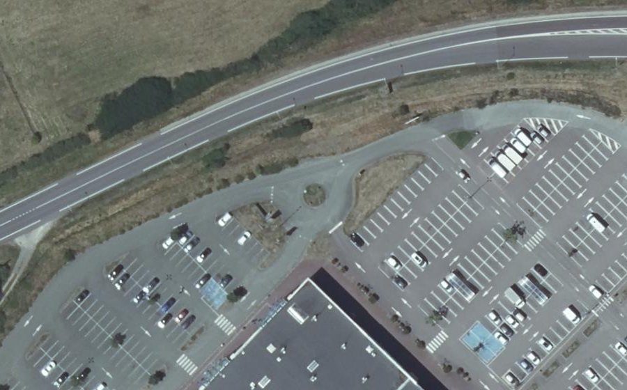 Vue aérienne du Rond-point anonyme n°195780234