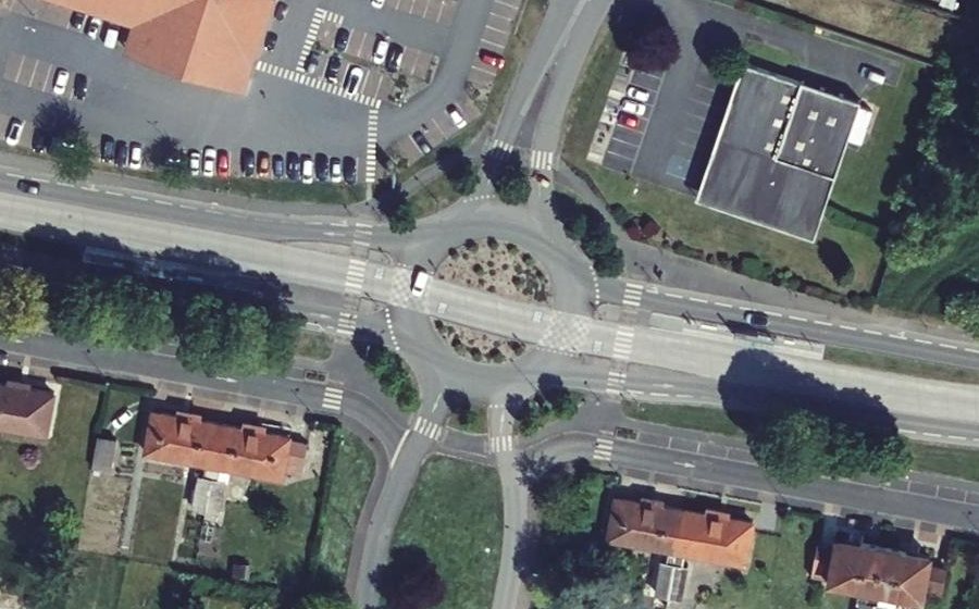 Vue aérienne du Rond-point anonyme n°195793854