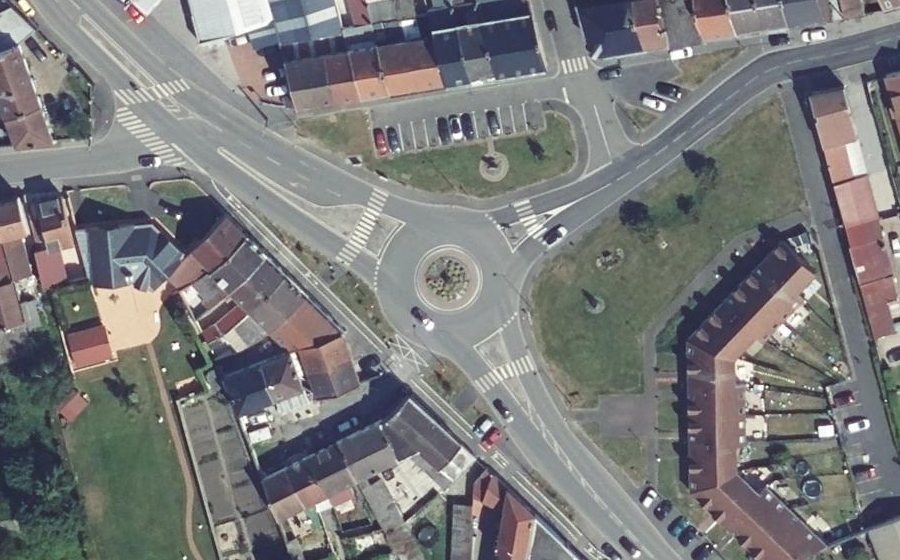 Vue aérienne du Rond-point anonyme n°195797517