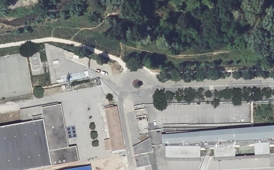 Vue aérienne du Rond-point anonyme n°195822429
