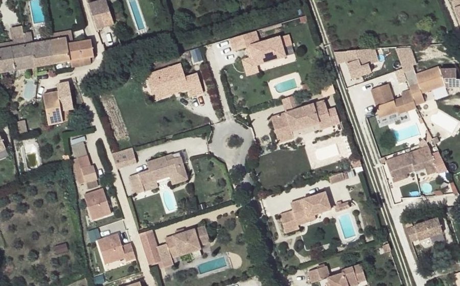 Vue aérienne du Rond-point anonyme n°195823868