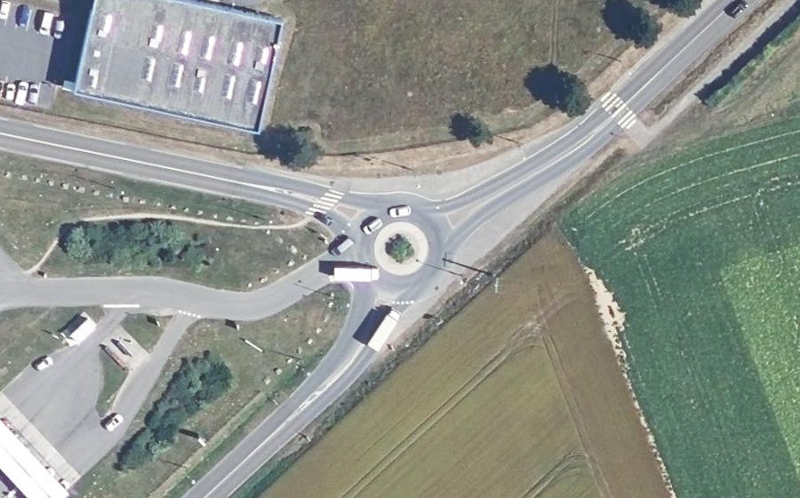Vue aérienne du Rond-point anonyme n°195858939