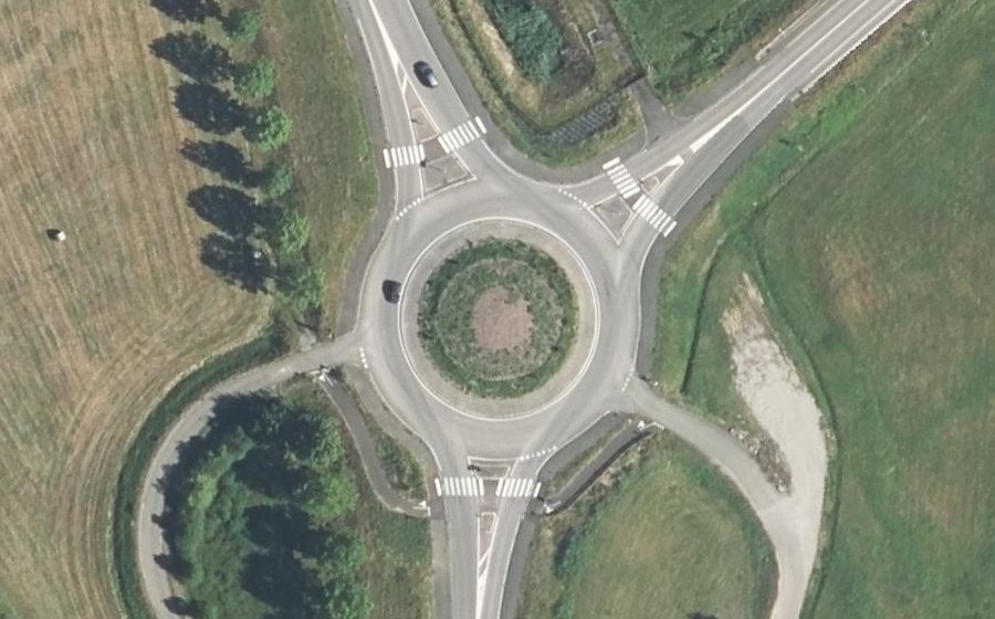 Vue aérienne du Rond-point anonyme n°195866281