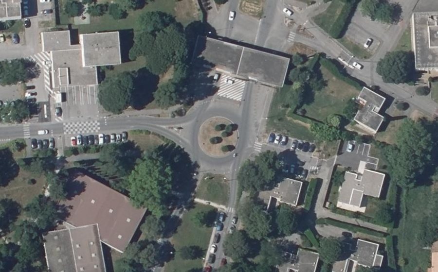 Vue aérienne du Rond-point anonyme n°195870793