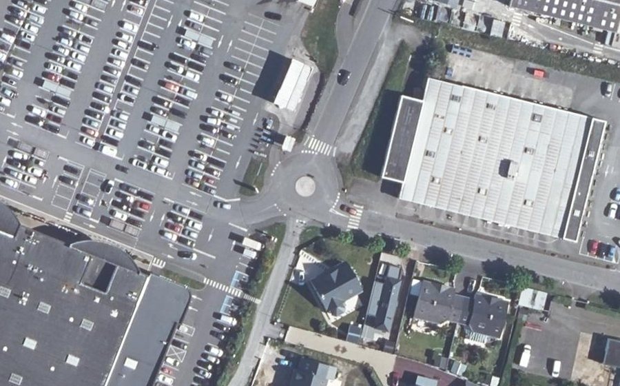 Vue aérienne du Rond-point anonyme n°195908964