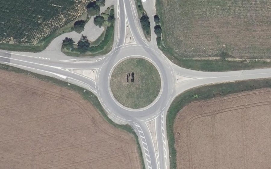 Vue aérienne du Rond-point anonyme n°195986921