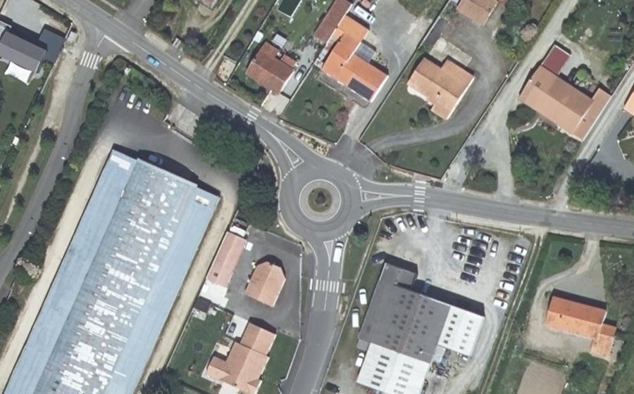 Vue aérienne du Rond-point anonyme n°196076391