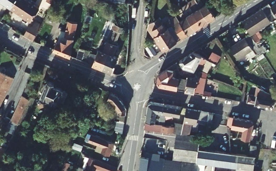 Vue aérienne du Rond-point anonyme n°196099758