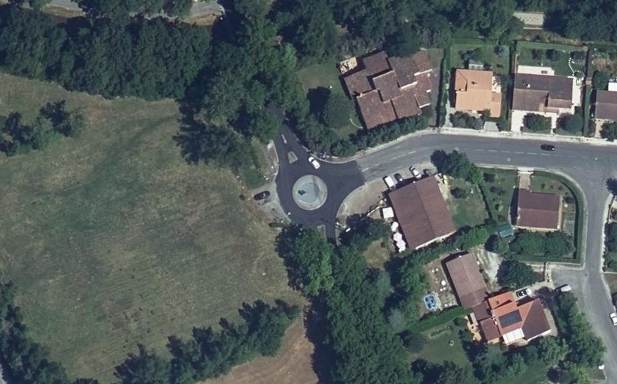 Vue aérienne du Rond-point anonyme n°196105356