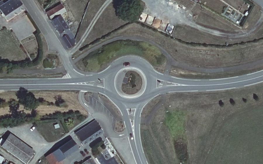 Vue aérienne du Rond-point anonyme n°196169034