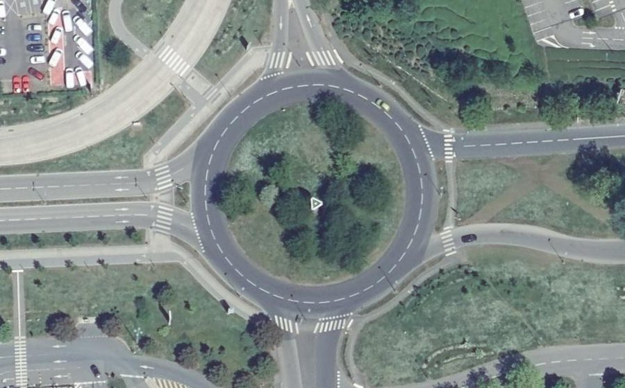 Vue aérienne du Rond-point anonyme n°196178517