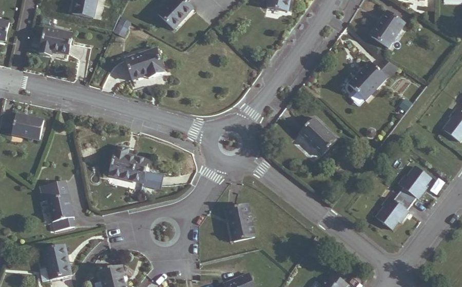 Vue aérienne du Rond-point anonyme n°196208470