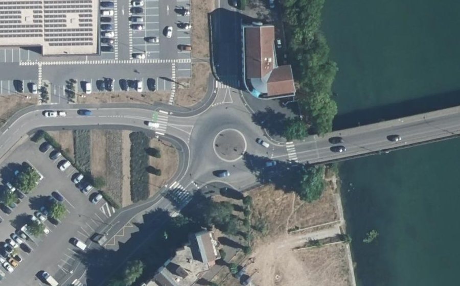 Vue aérienne du Rond-point anonyme n°196263653