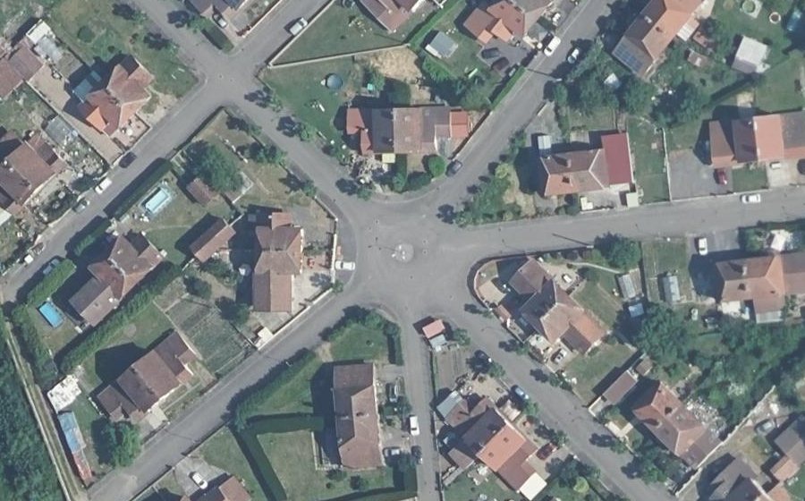 Vue aérienne du Rond-point anonyme n°196290067