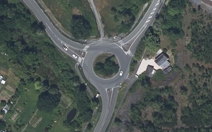 Vue aérienne du Rond-point anonyme n°196318885