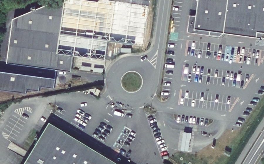 Vue aérienne du Rond-point anonyme n°196342837