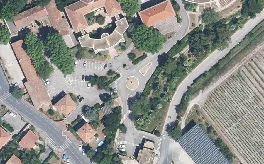 Vue aérienne du Rond-point anonyme n°196355125