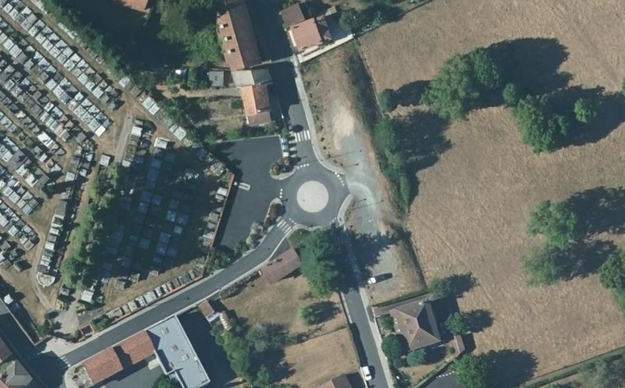 Vue aérienne du Rond-point anonyme n°196359763