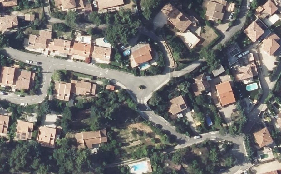 Vue aérienne du Rond-point anonyme n°196378975