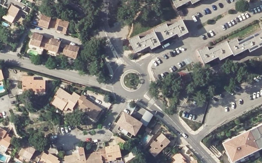 Vue aérienne du Rond-point anonyme n°196378978