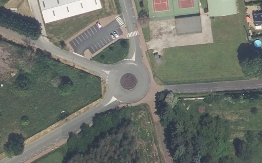 Vue aérienne du Rond-point anonyme n°196489308