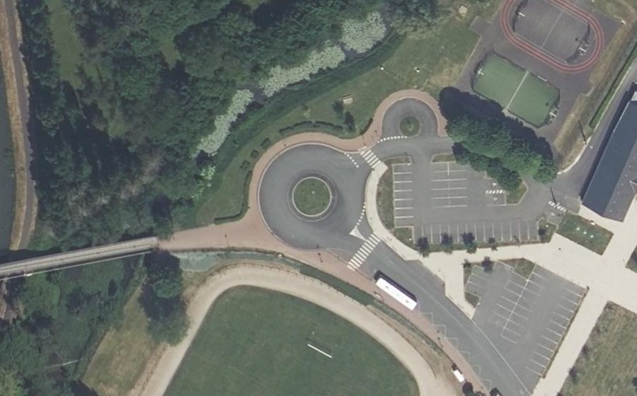 Vue aérienne du Rond-point anonyme n°196489315