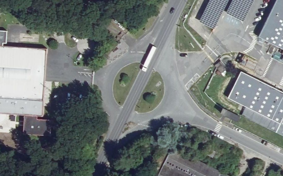 Vue aérienne du Rond-point anonyme n°196490088