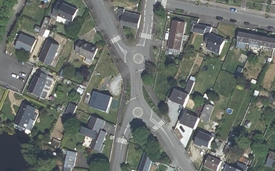 Vue aérienne du Rond-point anonyme n°196499373