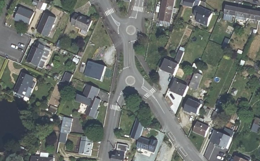 Vue aérienne du Rond-point anonyme n°196499375