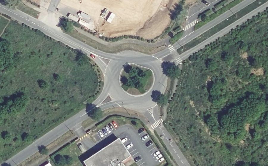Vue aérienne du Rond-point anonyme n°196531628