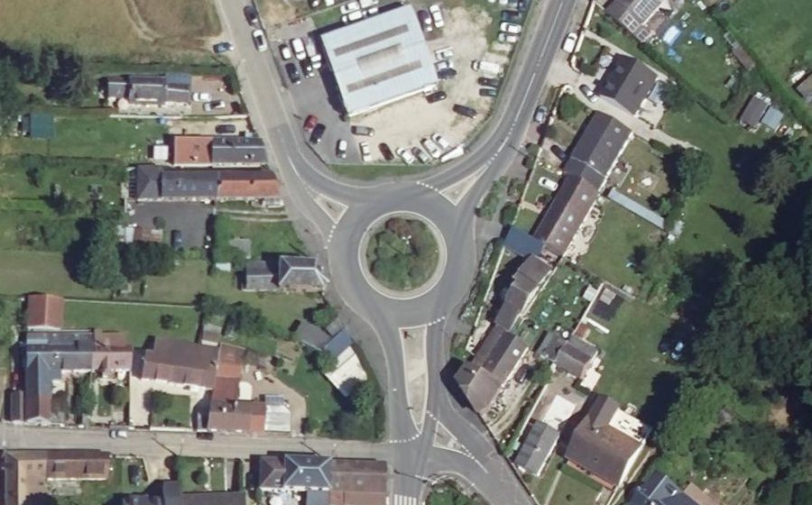 Vue aérienne du Rond-point anonyme n°196537944