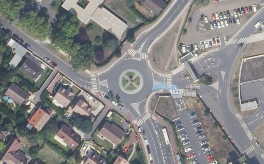 Vue aérienne du Rond-point anonyme n°196557530