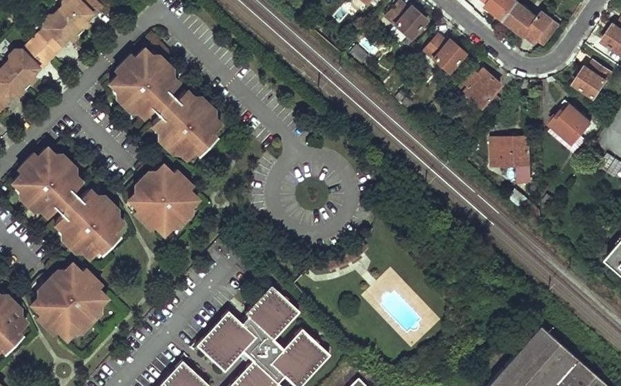 Vue aérienne du Rond-point anonyme n°196573142