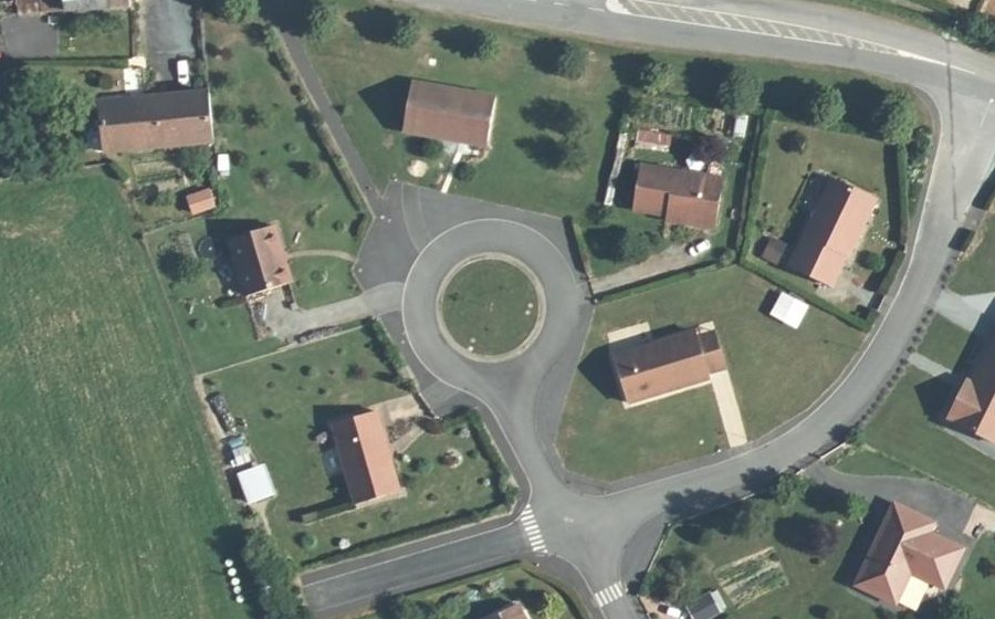 Vue aérienne du Rond-point anonyme n°196748168