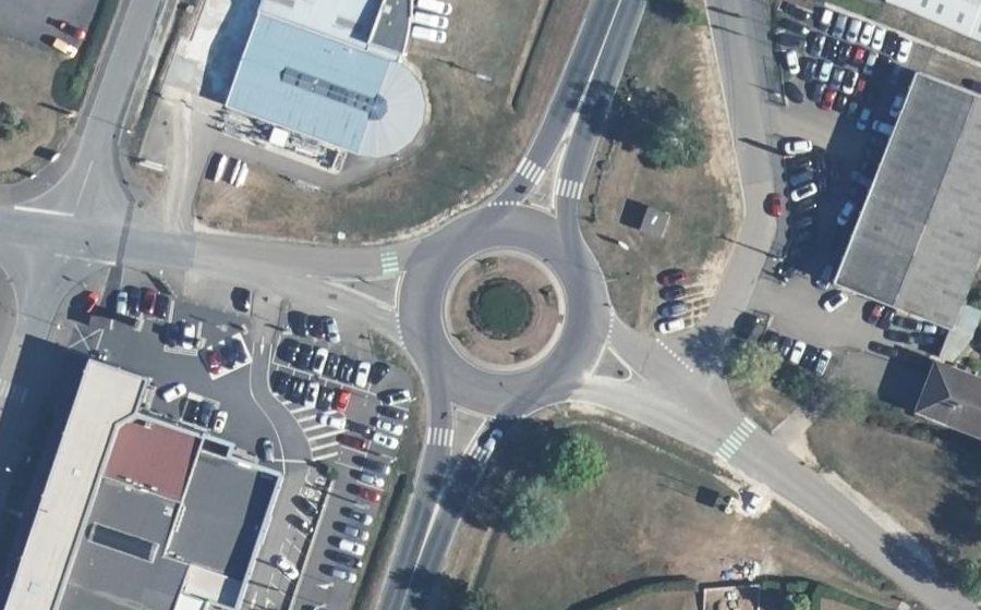 Vue aérienne du Rond-point anonyme n°196775992