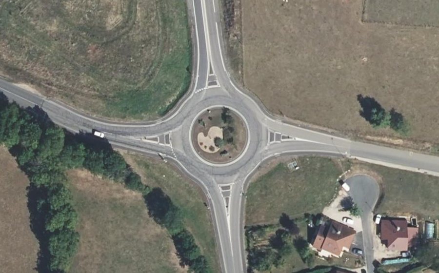 Vue aérienne du Rond-point anonyme n°196828569