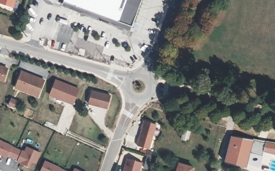 Vue aérienne du Rond-point anonyme n°196828570