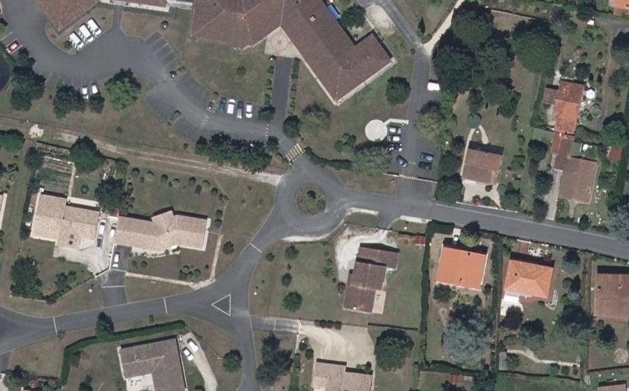 Vue aérienne du Rond-point anonyme n°196830636