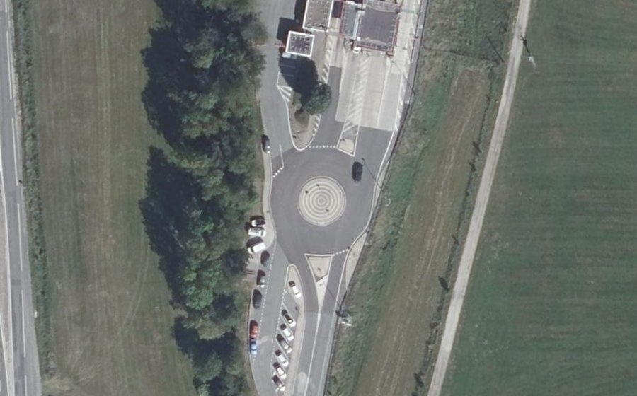 Vue aérienne du Rond-point anonyme n°196835075