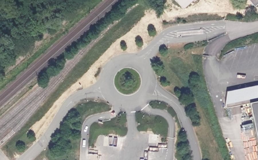 Vue aérienne du Rond-point anonyme n°196835660